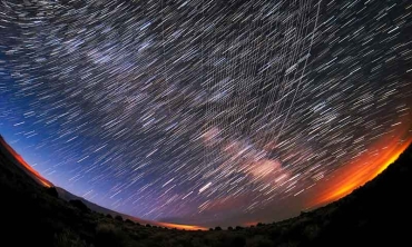 I satelliti Starlink passano sopra la testa vicino alla Carson National Forest, nel Nuovo Messico, fotografati subito dopo il lancio.