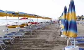 Le spiagge in Italia tra concessioni scadute, proprietà pubblica e beni comuni